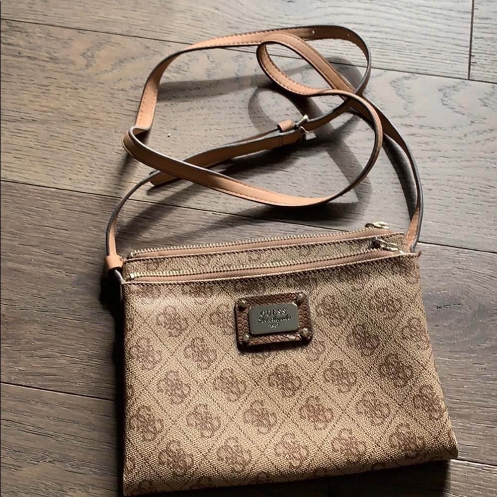 Guess. Cross body bag